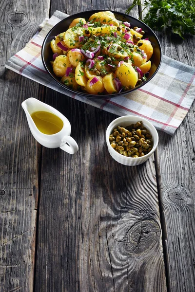 Neuer Kartoffelsalat mit roten Zwiebeln, Kapern — Stockfoto