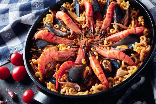 Espanhol Fideua um macarrão Paella com frutos do mar — Fotografia de Stock