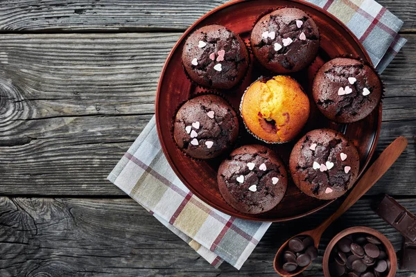 Muffins au chocolat fraîchement cuits sur une assiette — Photo