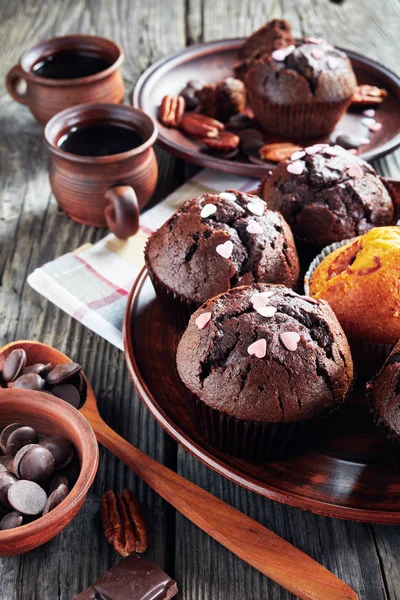 Muffins aux noix de pécan au chocolat fraîchement cuits, vue de dessus — Photo