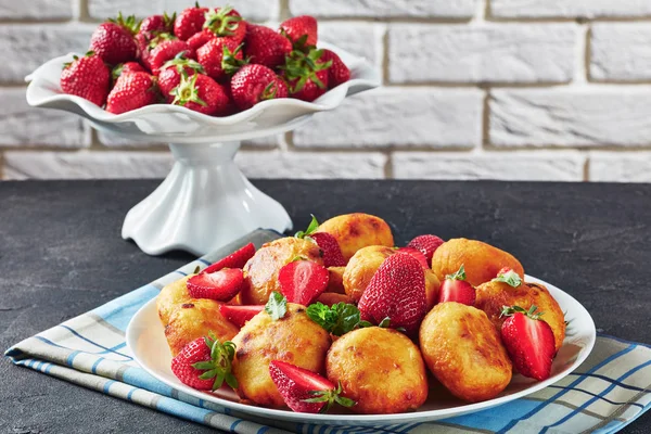 Hüttenkäsekuchen mit Erdbeeren, von oben — Stockfoto