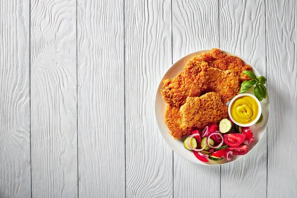 Parmesan ekmekli tavuk meme cutlets, düz yatıyordu — Stok fotoğraf