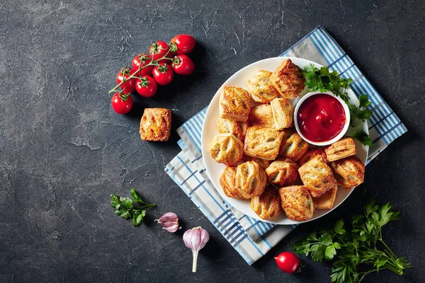 Chifle de patiserie proaspăt coapte cu carne — Fotografie, imagine de stoc