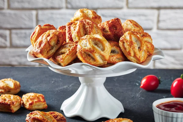 Rollos de hojaldre con carne de pollo picada — Foto de Stock