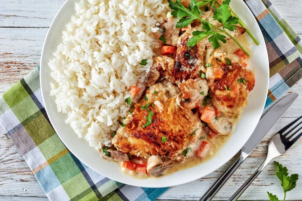 쌀과 접시에 치킨 프리카제 — 스톡 사진