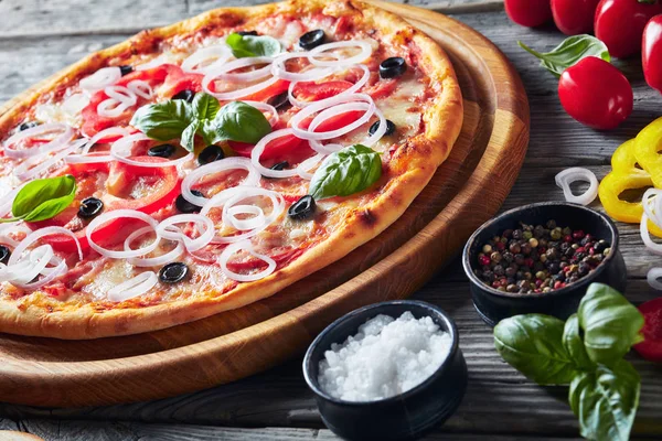 Pizza italiana caliente recién horneada, vista superior — Foto de Stock