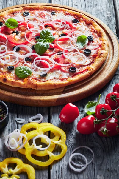 Pizza con tomates, queso, cebolla, jamón, aceitunas — Foto de Stock