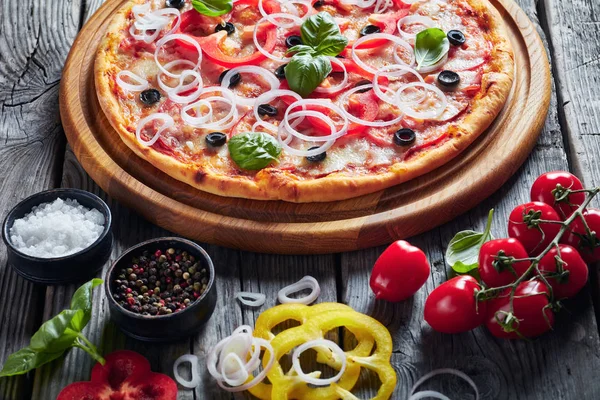 Primer plano de la pizza italiana caliente recién horneada — Foto de Stock