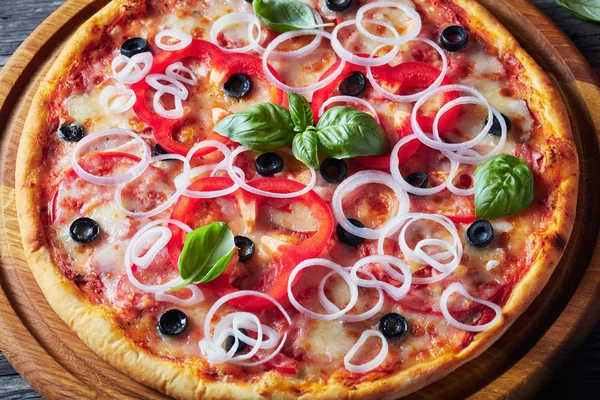 Primer plano de la pizza italiana caliente recién horneada — Foto de Stock