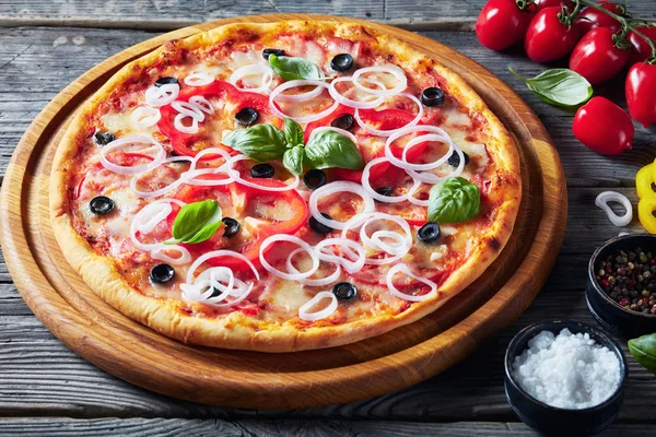 Primer plano de la pizza italiana caliente recién horneada — Foto de Stock