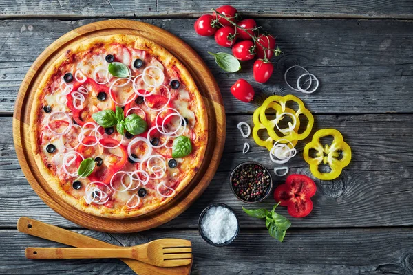 Пицца с помидорами, сыром, луком, ветчиной, оливками — стоковое фото