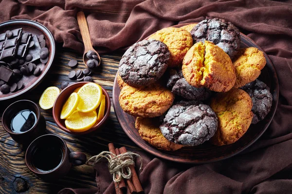 Σπασμένα μπισκότα λεμονιού και σοκολάτας σε ένα πιάτο — Φωτογραφία Αρχείου