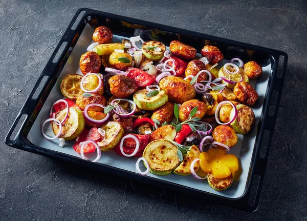 Geroosterd in een oven lekkere warme groenten — Stockfoto