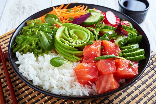 Rauwe zalm biologische Ahi Poke Bowl, bovenaanzicht — Stockfoto