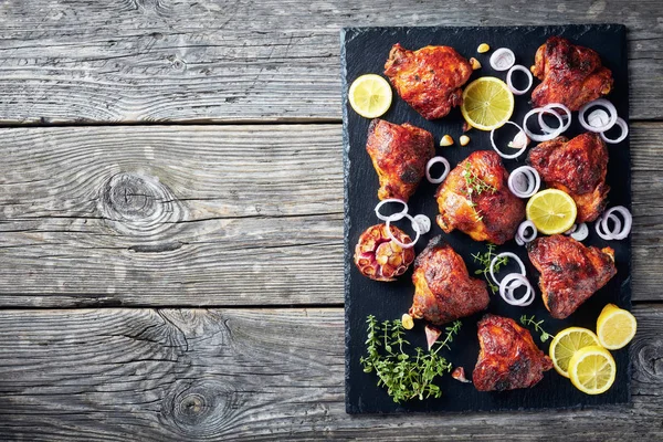 Muslos de pollo frito en un plato de pizarra — Foto de Stock