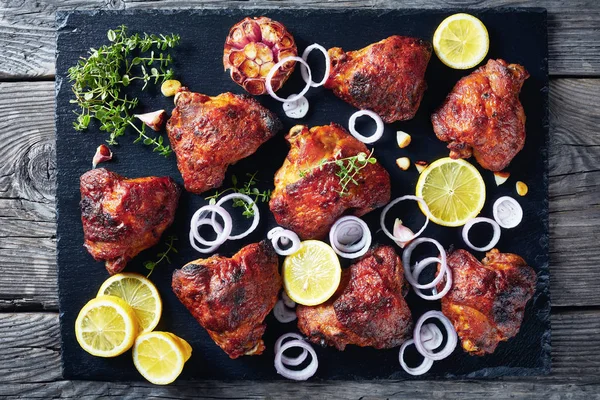 Muslos de pollo frito en un plato de pizarra —  Fotos de Stock