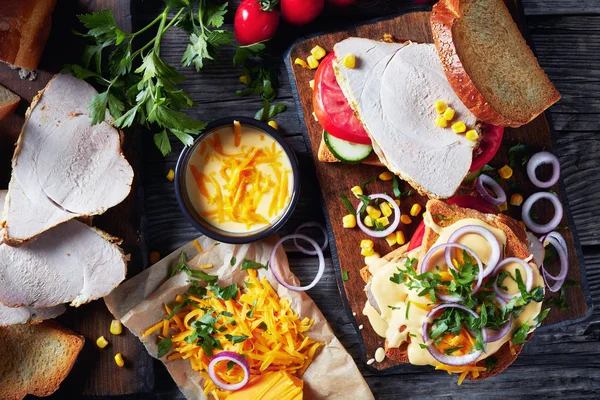 Бутерброды с сочными ломтиками ветчины и овощей — стоковое фото