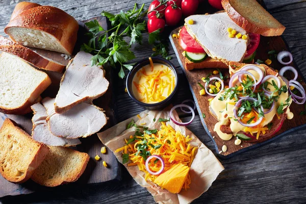 Крупным планом вкусные домашние бутерброды с ветчиной — стоковое фото