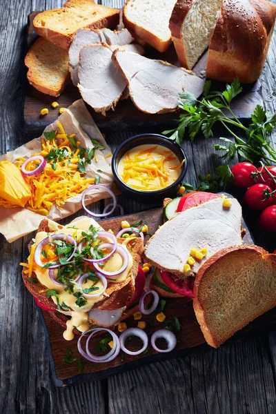 Primer plano de sabrosos sándwiches caseros con jamón —  Fotos de Stock
