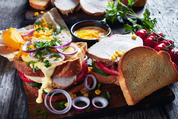 Крупным планом вкусные домашние бутерброды с ветчиной — стоковое фото