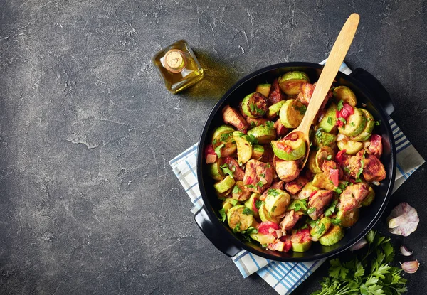 Ratatouille s kuřecím masem v černé pánvi — Stock fotografie