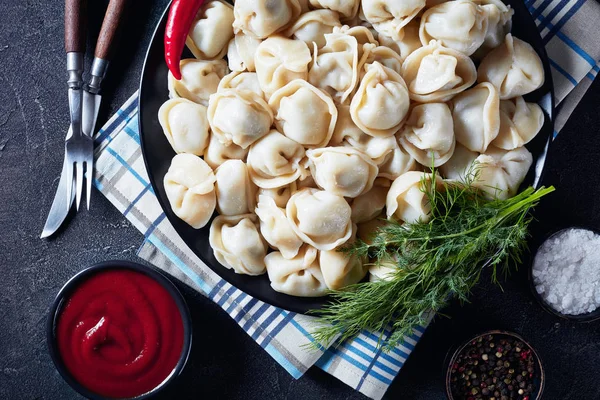 Albóndigas calientes servidas en un plato negro — Foto de Stock