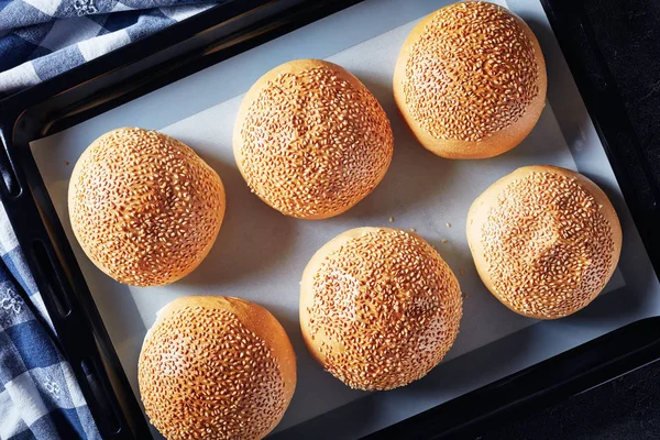 Hot Burger bullar på en bakning Pan — Stockfoto