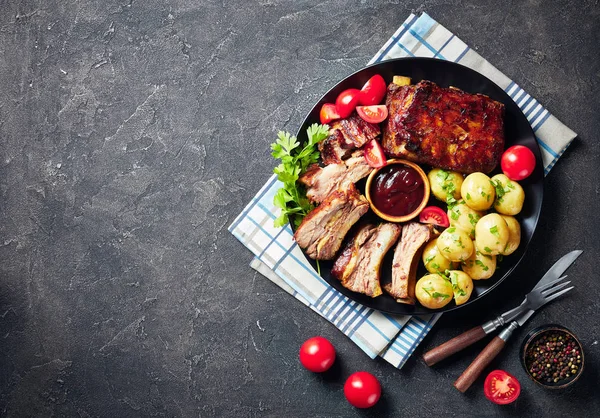 Costillas de cerdo a la parrilla cubiertas con salsa barbacoa — Foto de Stock