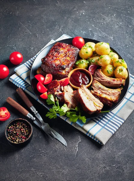 Grillowane żebra wieprzowe zwieńczona sosem Barbecue — Zdjęcie stockowe