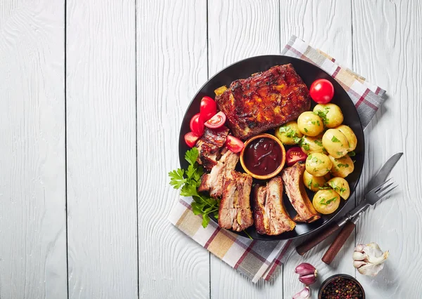 Grillade revbensspjäll toppad med barbecuesås — Stockfoto