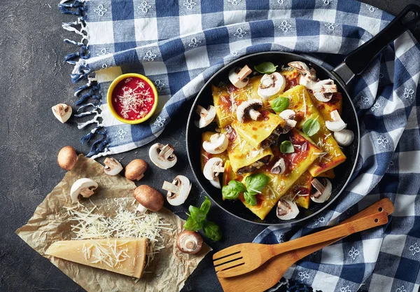 Crepes med ost-och svamp fyllning, topputsikt — Stockfoto