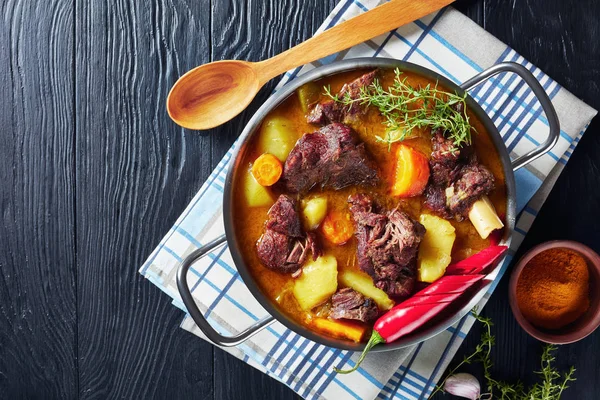 Jamaicansk curry get i en metall kruka — Stockfoto