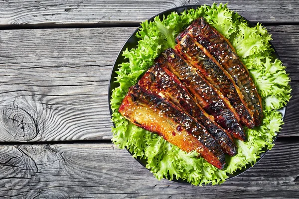 Filetes asados de pescado de caballa con lechuga — Foto de Stock