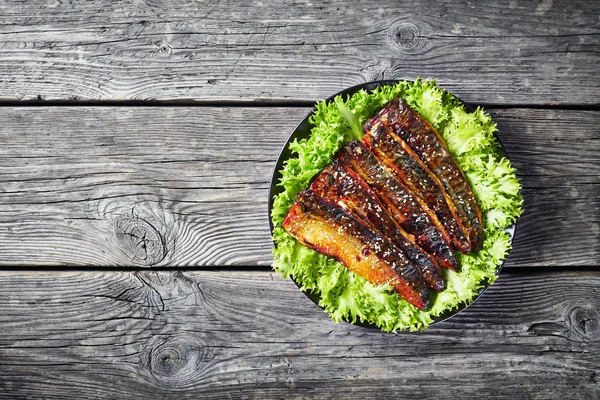 Filetes de pescado de caballa a la parrilla con lechuga — Foto de Stock