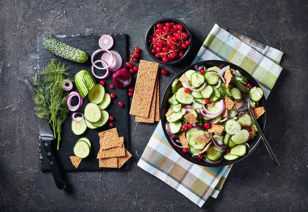 Salada de verão fresca de pepino, passa de Corinto vermelha — Fotografia de Stock