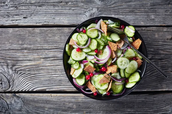 Salada de pepino de verão em uma tigela preta — Fotografia de Stock