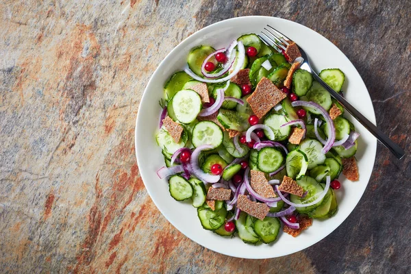 Zomer komkommer salade in een witte kom — Stockfoto