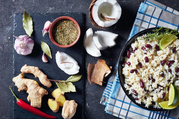 Riz des Caraïbes et haricots rouges dans un bol — Photo