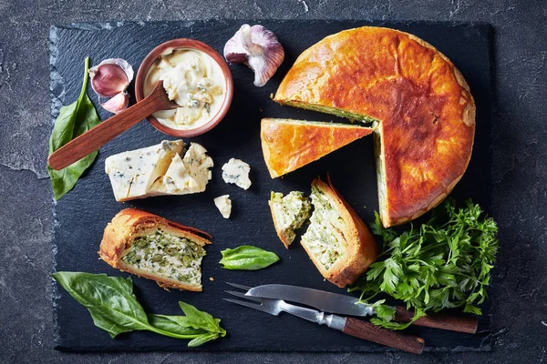 Крупным планом порции зеленого бобового пирога — стоковое фото