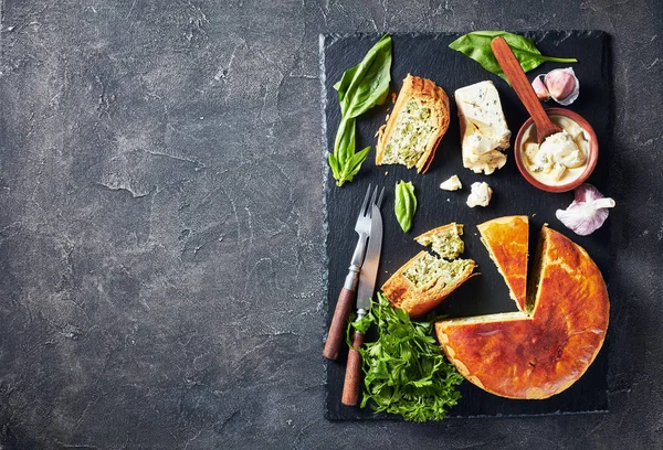 菠菜绿豆和蓝奶酪馅饼 — 图库照片