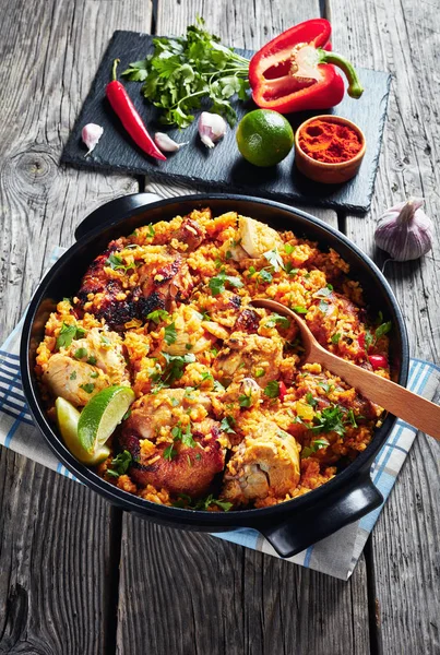 Arroz con pollo в чорній каструлі — стокове фото