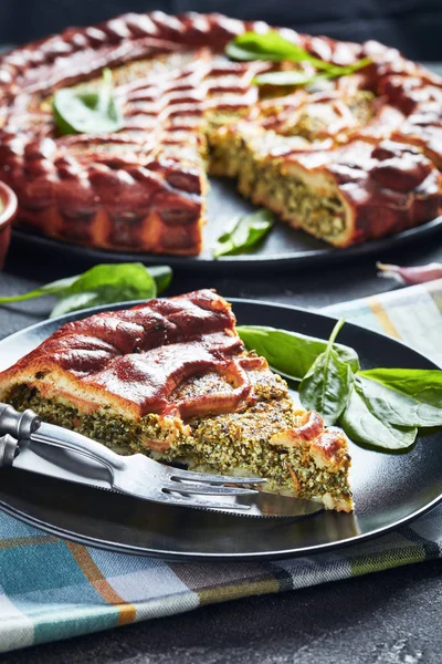 Нарезанный пирог со шпинатом Рикотта на тарелке — стоковое фото