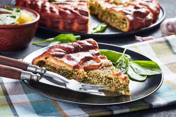 Кусочек пирога Рикотта со шпинатом, крупным планом — стоковое фото