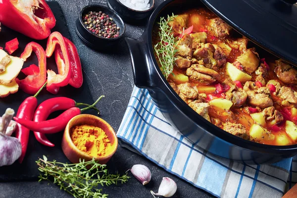 Kryddig kyckling benfria lår curry i en kastrull — Stockfoto