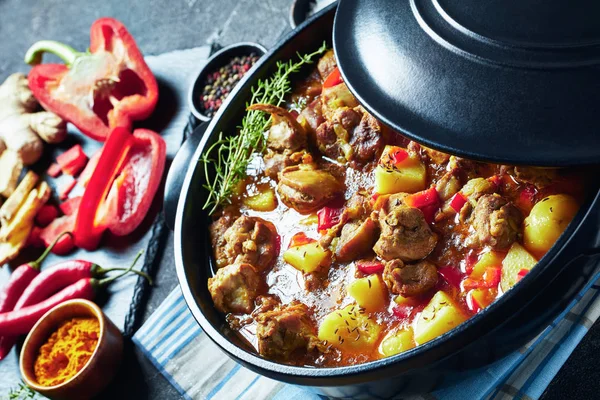 Curry z kurczaka w czarnej patelni, widok z góry — Zdjęcie stockowe