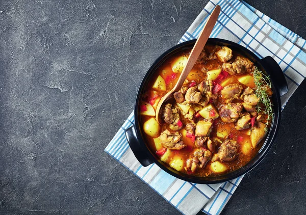 Pollo al curry con patate, peperone rosso — Foto Stock