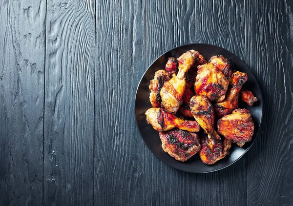 Picante a la parrilla Jerk Pollo en un plato —  Fotos de Stock