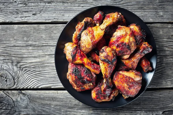 Poulet Jerk épicé sur une assiette noire — Photo