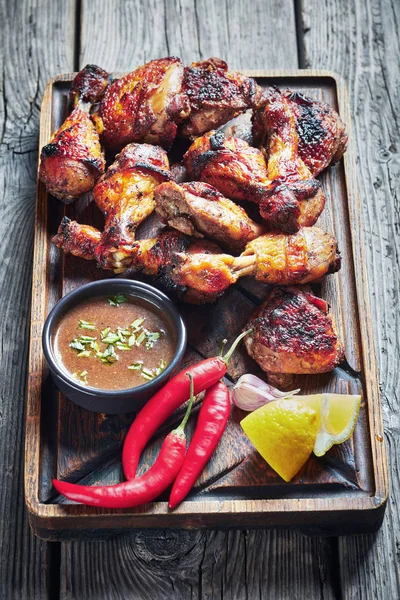 Caliente a la parrilla jamaicano tirón de pollo en un tablero —  Fotos de Stock