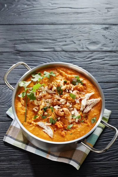 Вершковий червоний сочевичний суп з курячим м'ясом — стокове фото